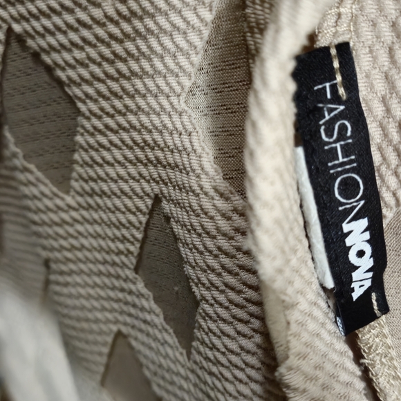 FASHIONNOVA Long Sleeve beige checkered bodysuit - Picture 5 of 12